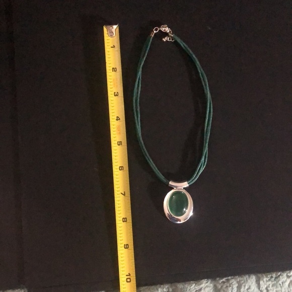 Glass green round stone pendent necklace​ - Picture 7 of 8